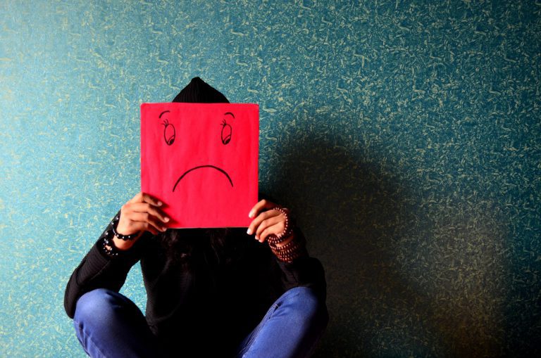 ما بين بيولوجي واجتماعي.. خمسة محفزات للإصابة بالاكتئاب