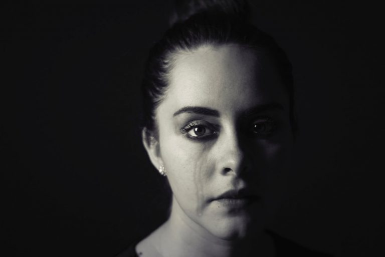 علاقة مسيئة ومستمرة.. لماذا تقبل المرأة هذا الوضع؟