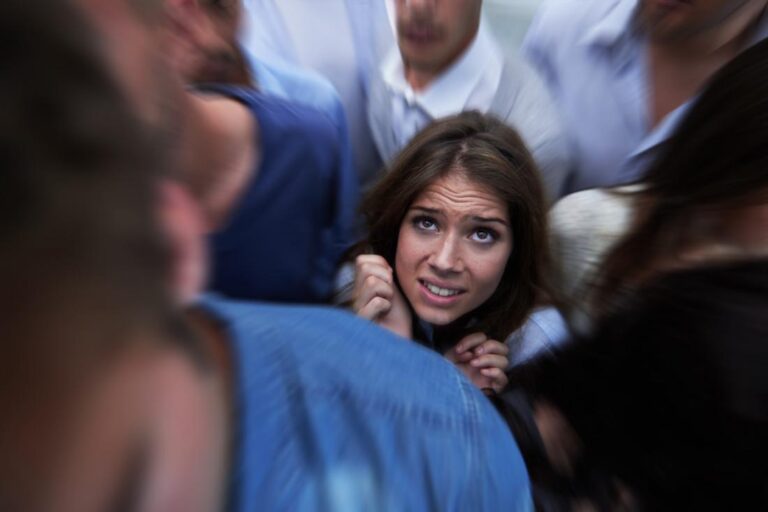 ما هو Enochlophobia أو الخوف من الحشود وكيف تتعايش معه؟ 5 ما هو Enochlophobia أو الخوف من الحشود وكيف تتعايش معه؟