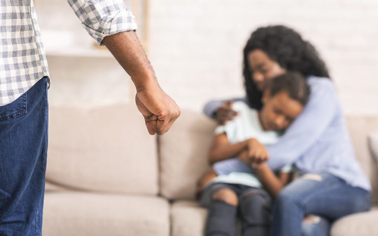 لست وحدك..عن دائرة العنف المنزلي