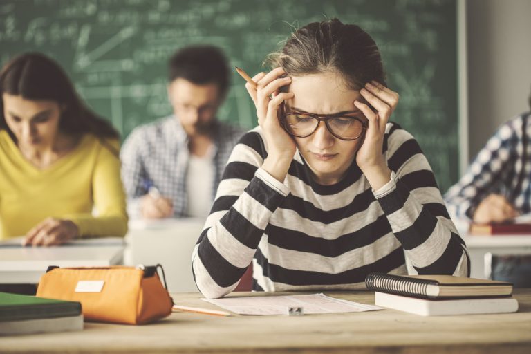اللي ذاكر ذاكر.. معلومات مهمة عن قلق الاختبارات