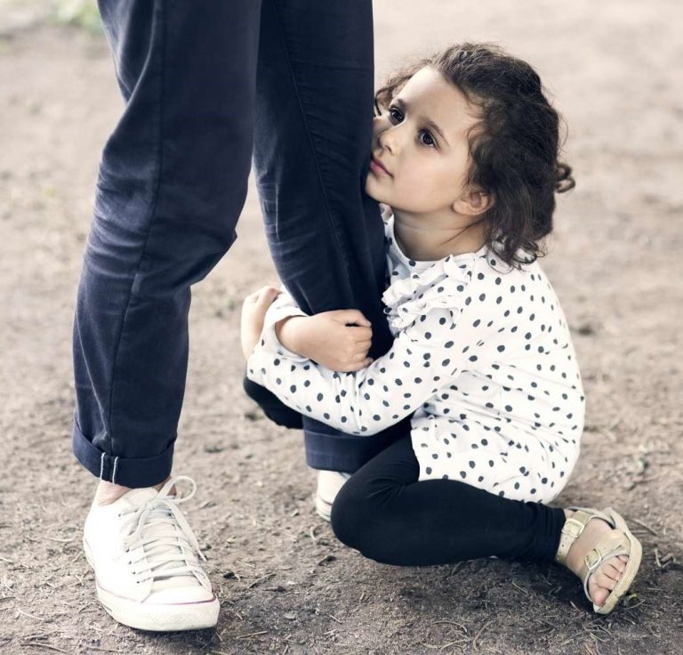 تعبت من الزن؟ إليك طريقة التعامل مع الأطفال المتشبثين!