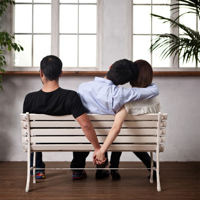من الأكثر خيانة الرجل أم المرأة؟