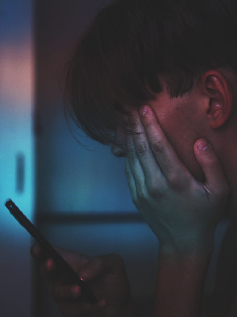 “لا أستطيع إخراج الصور من رأسي”.. كيف نتعامل مع المشاهد الصادمة والمؤلمة؟